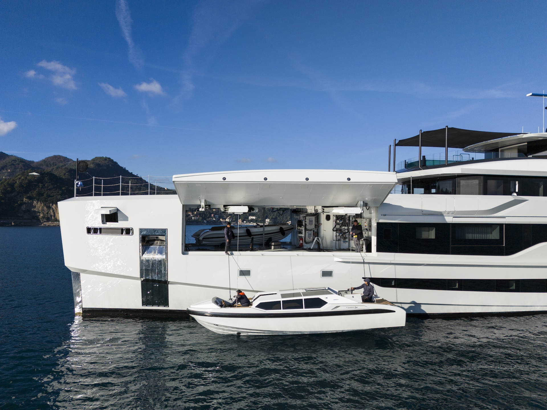 Three-quarter view with fly deck