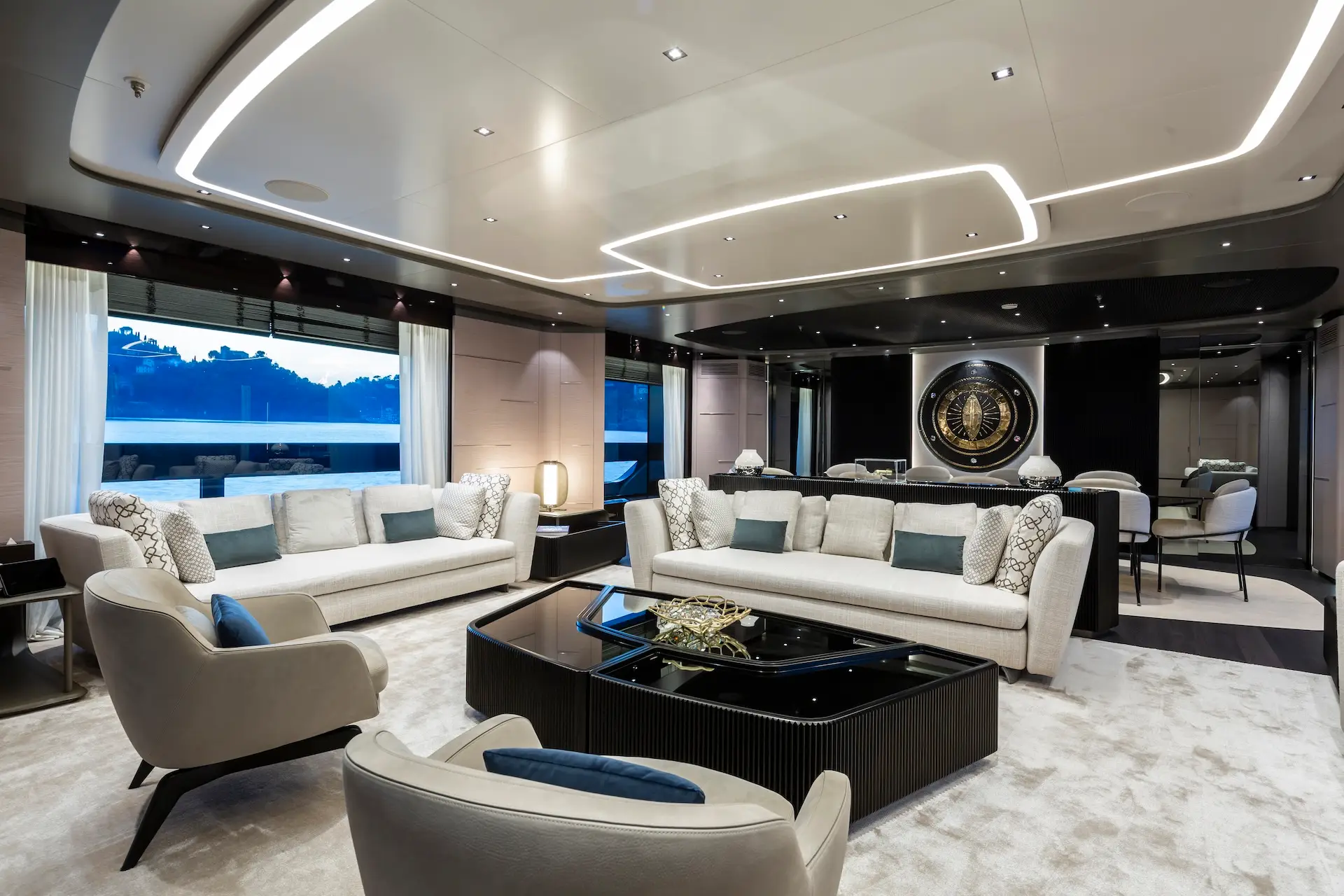Main salon with round sofas