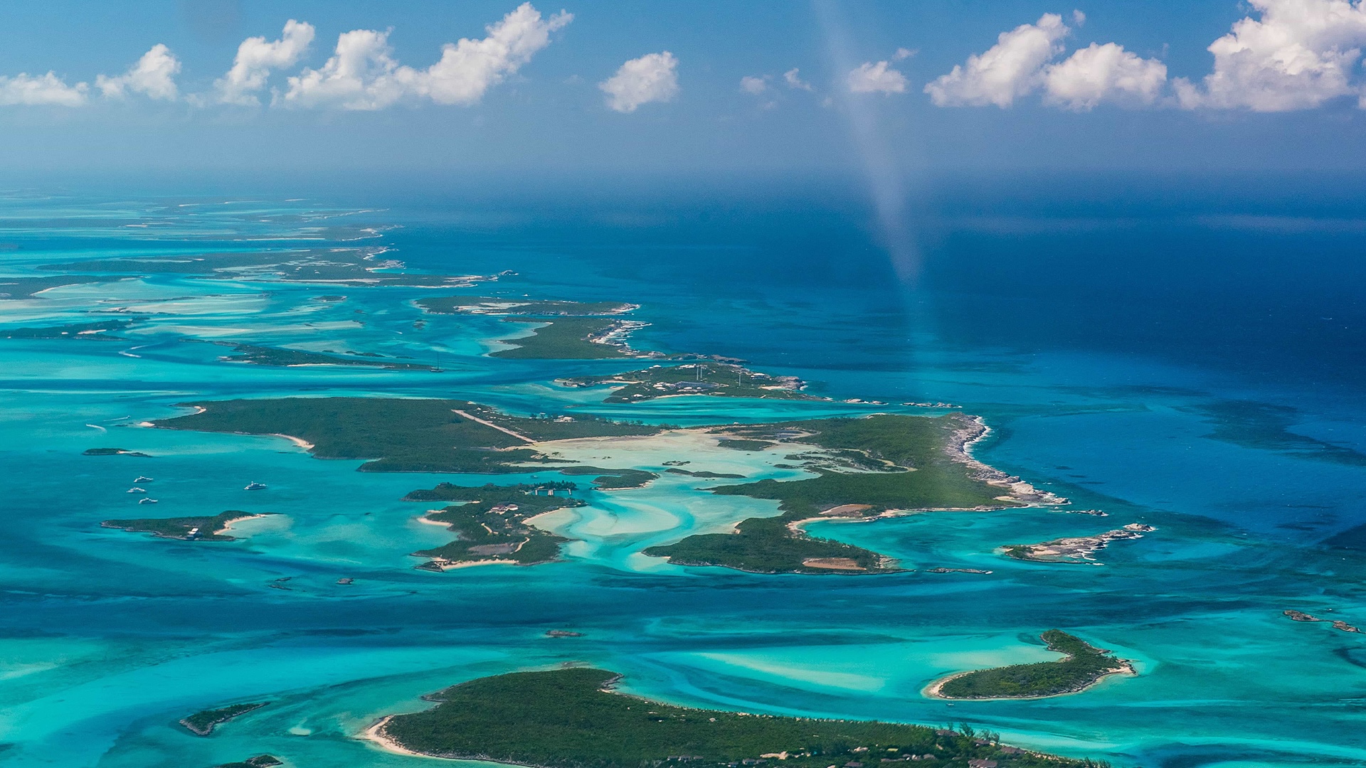 Vista aérea amplia de las Exumas norte con varios cayos bajos y bancos de arena