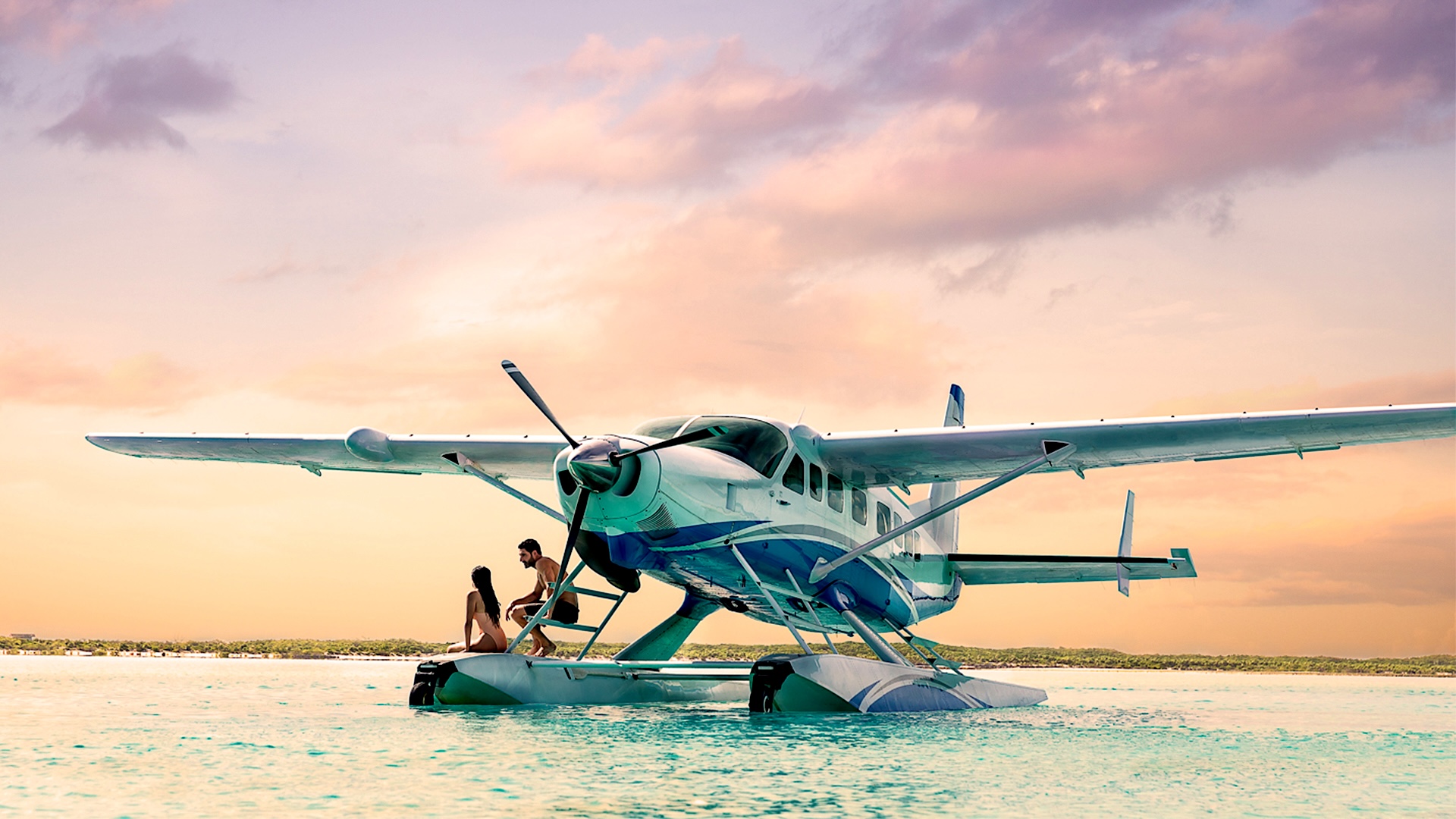 Hidroavión posado sobre aguas turquesas poco profundas al atardecer en las Exumas
