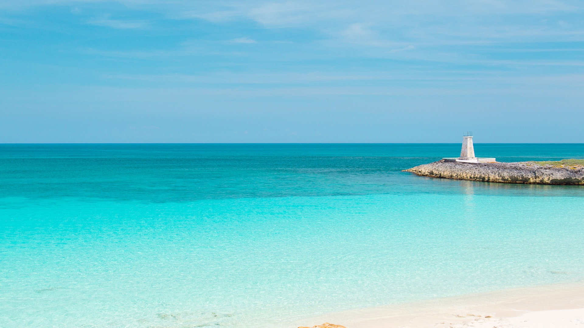 Entrada a una bahía resguardada en las Berry Islands, vista desde el océano abierto
