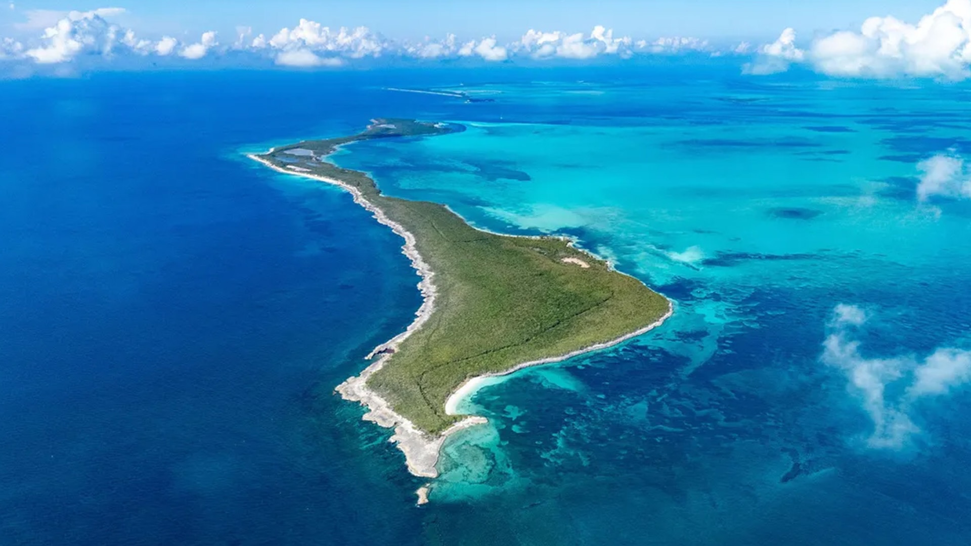 Vista aérea de una de las Berry Islands rodeada de aguas claras