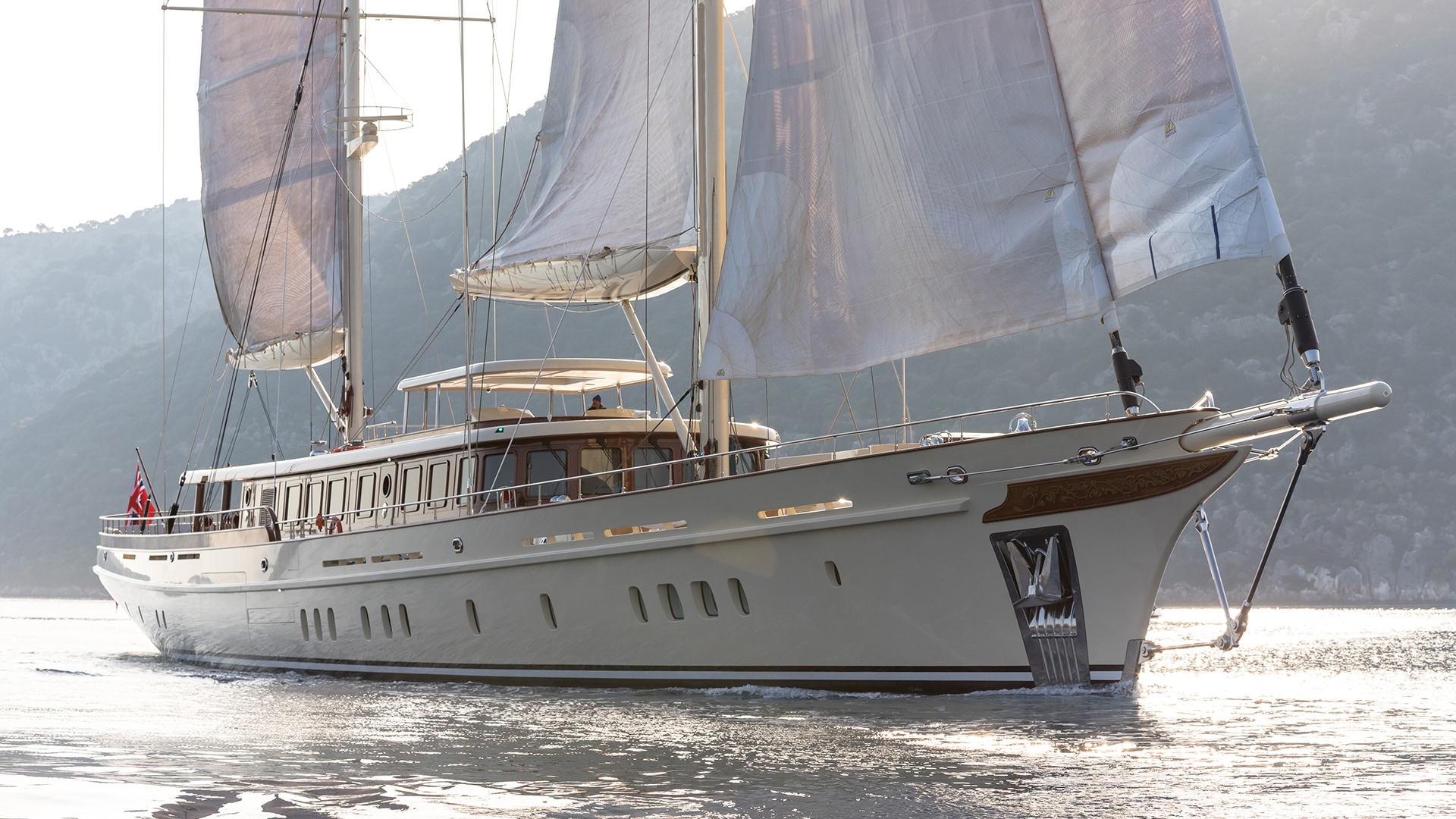 Three-quarter forward aspect of Simena hull and clipper bow