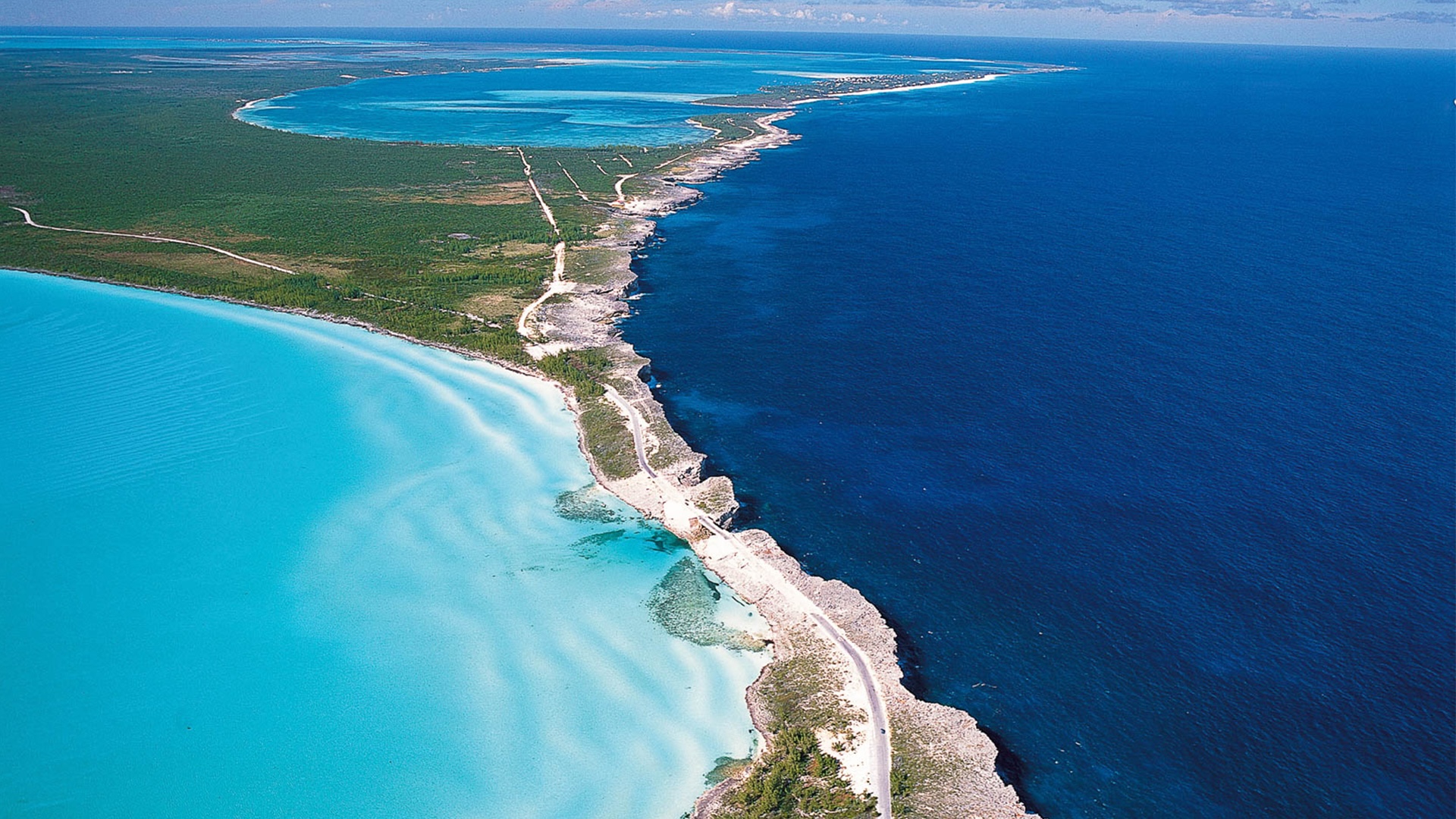 Vista aérea de Eleuthera, una franja delgada de tierra entre dos océanos de colores contrastantes