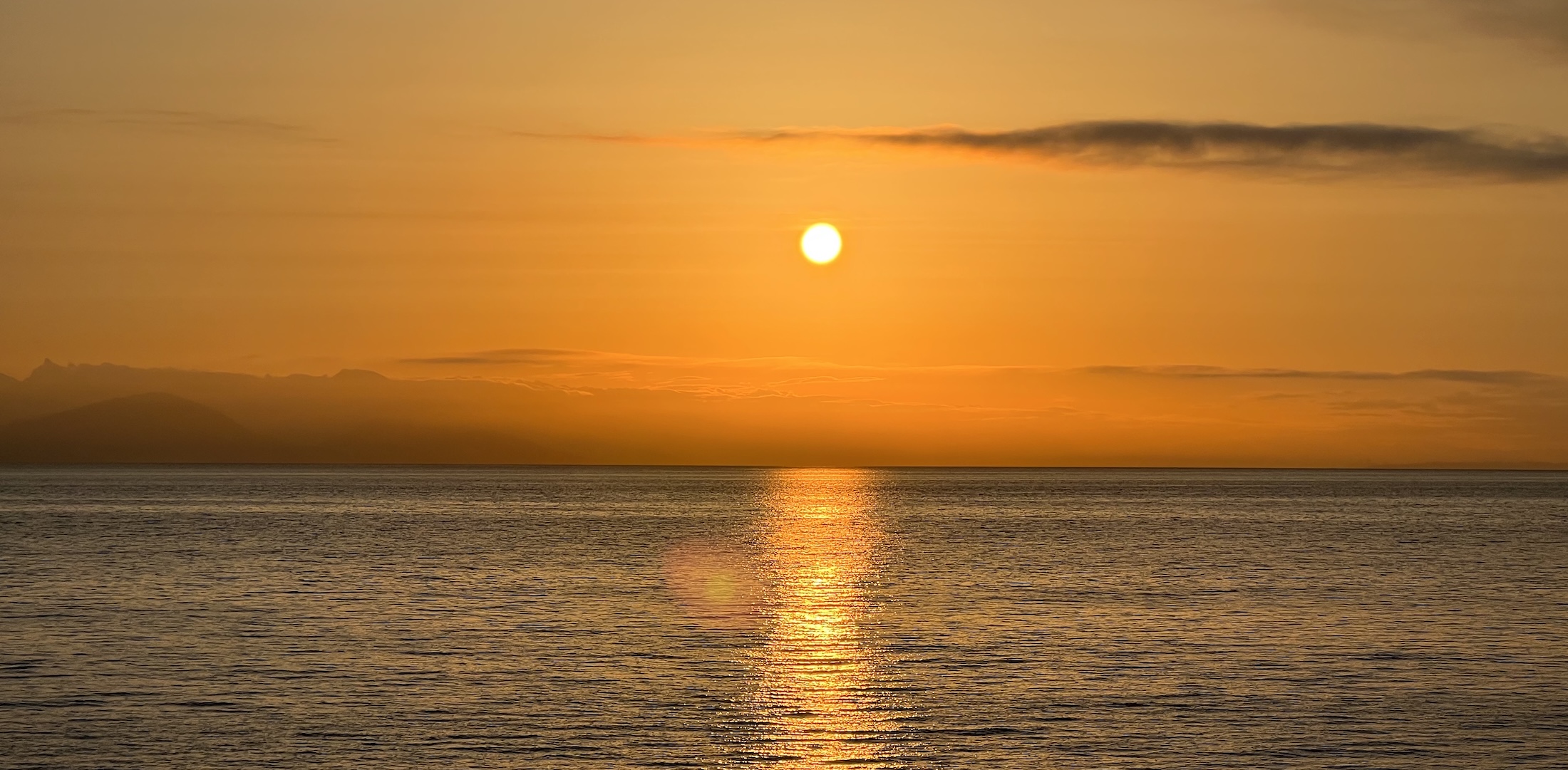Atardecer sobre las Exumas con luz dorada reflejada en el agua