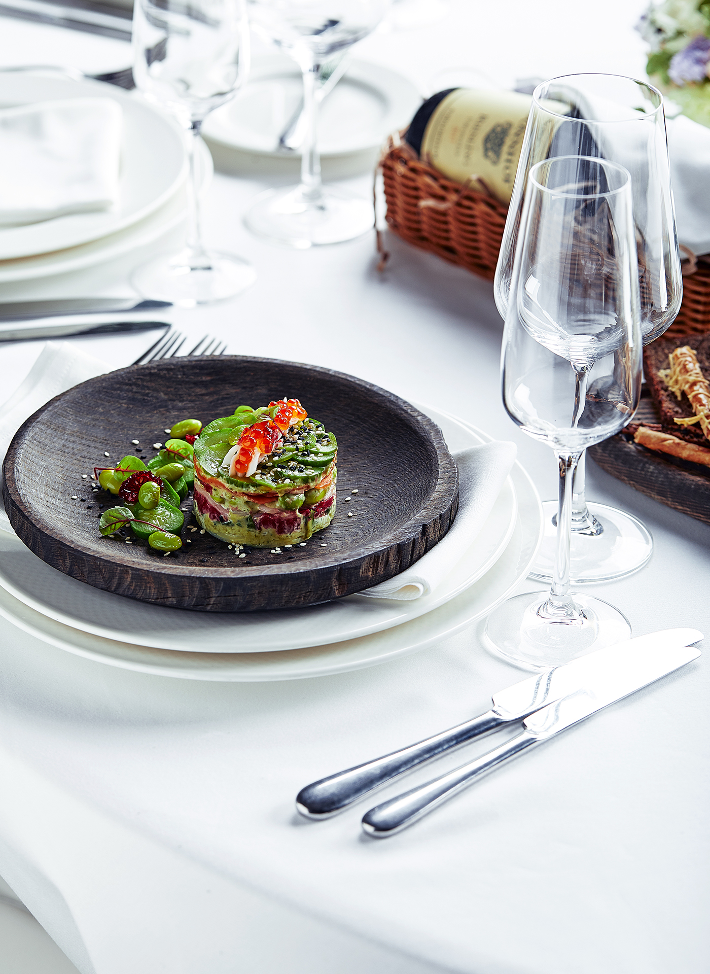 Primer plano de una presentaci&oacute;n elegante de comida en una mesa formal