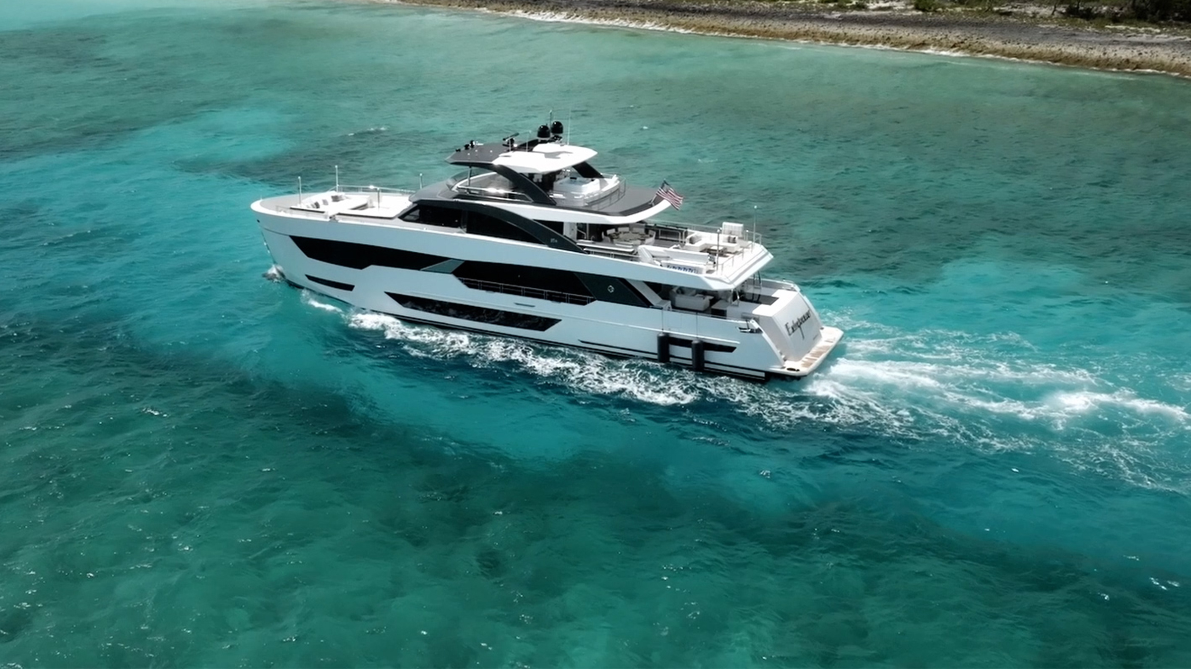 Yacht charter navegando en aguas claras