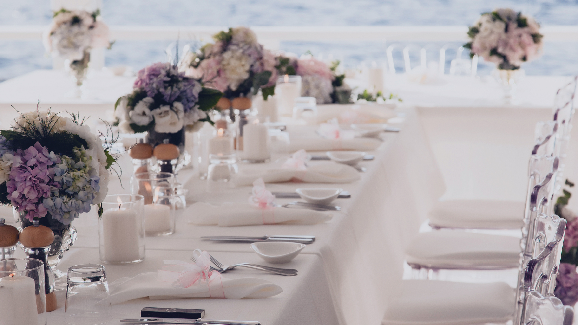 Decoraci&oacute;n formal de mesa con flores en el cockpit de un yate